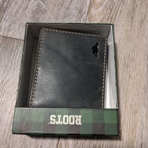 Roots black leather wallet